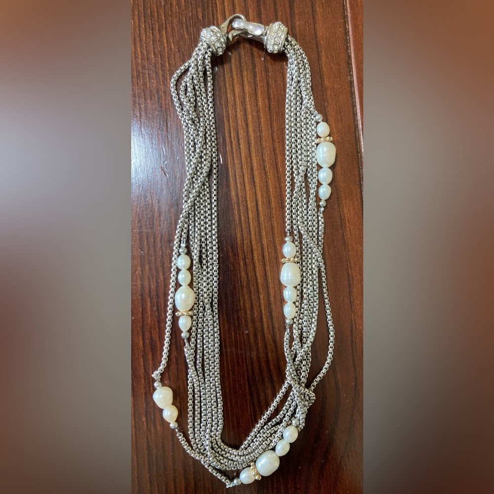 Elegant necklace in silver with pearls and details in crystals. 20 inches
